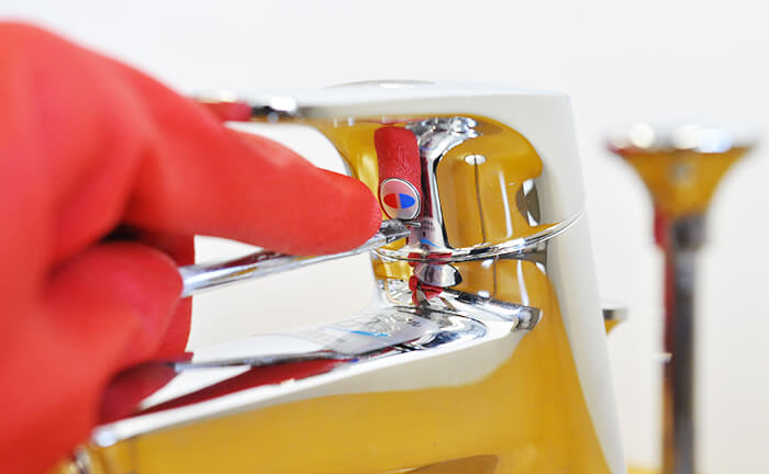 水栓のカバーを外す