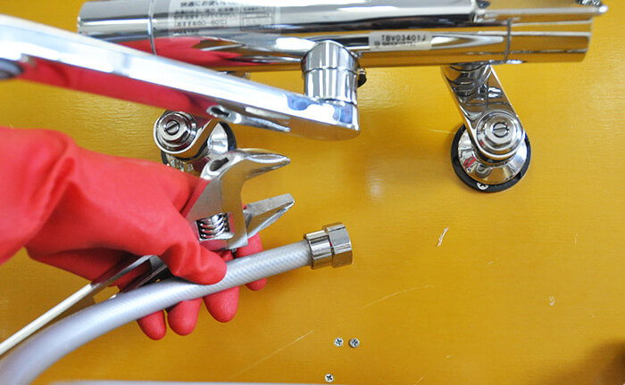 シャワーホースを外す