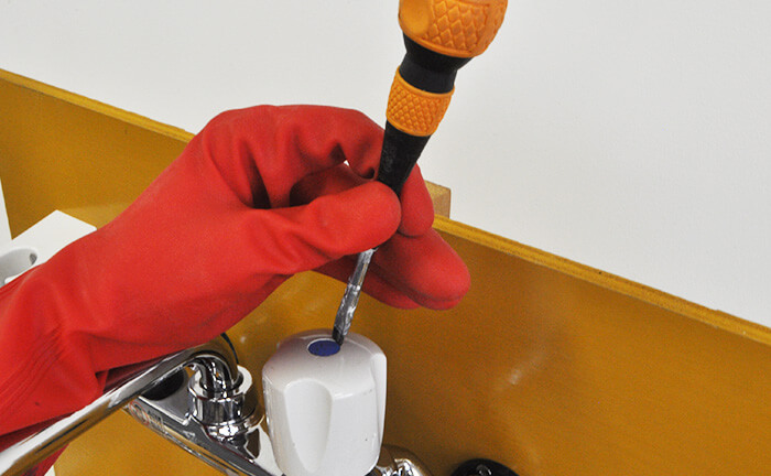 ③ハンドルのキャップを取り外す