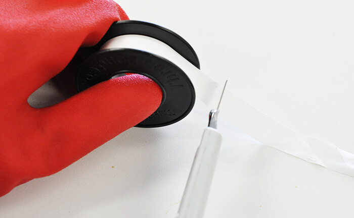 シールテープの先端をカッターで切る