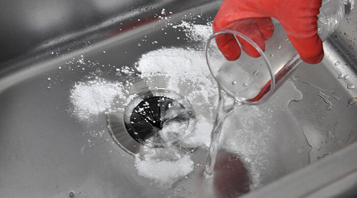 薬剤を流して、少し放置する