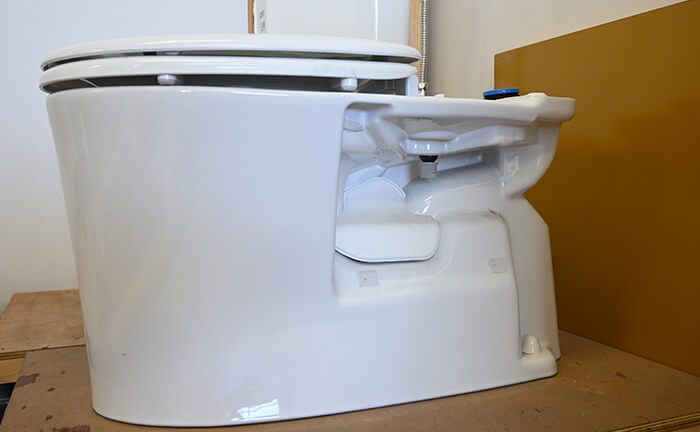 サイドカバーを外した状態のトイレ