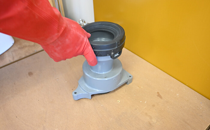 排水ソケットを装着する