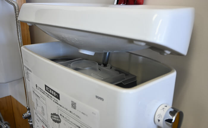 外蓋をトイレタンクに設置する