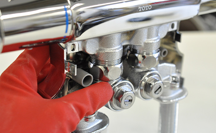 台付けサーモスタット混合水栓の化粧カバーの取付