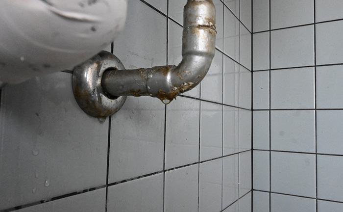 給湯器から水漏れしている