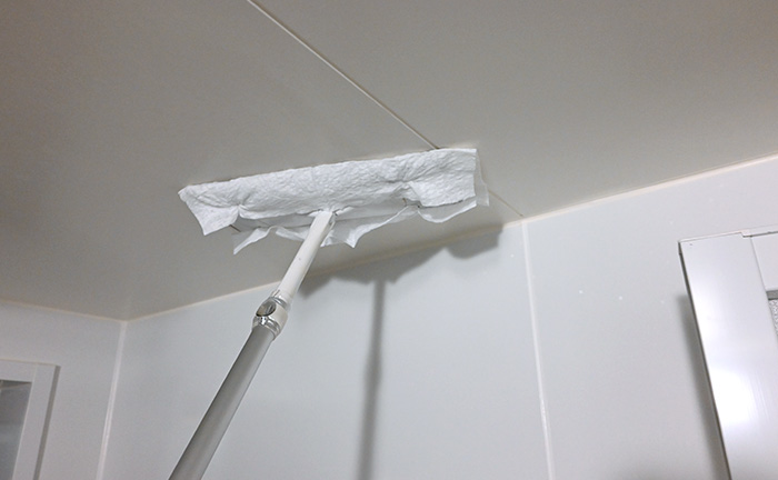 乾拭きシートでもう一度天井を掃除する